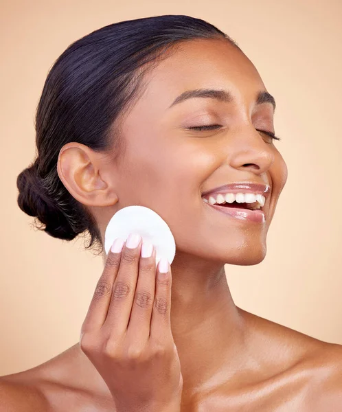 Happy Woman Cotton Pad Skincare Face Cosmetics Aesthetic Wellness Studio — Stock Photo, Image