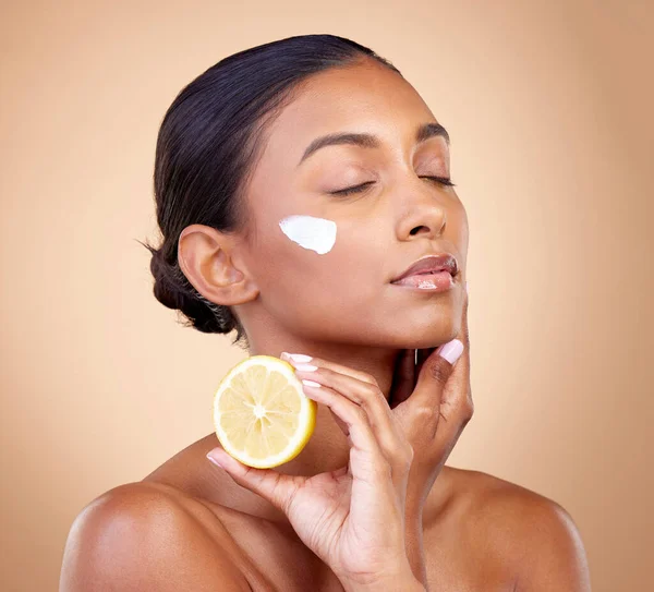 Woman Lemon Cream Beauty Natural Skincare Product Cosmetics Vitamin Benefits — Stock Photo, Image