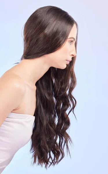 Péče Vlasy Salon Žena Kudrlinkami Kadeřnictví Ošetření Vlasů Nebo Styl — Stock fotografie