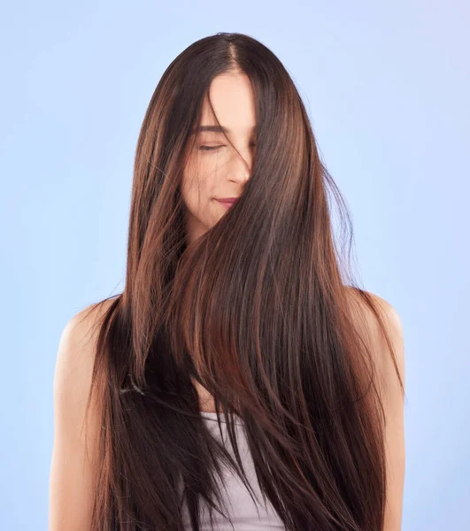 Luxusní Textura Žena Vlasovou Péčí Kosmetikou Wellness Pozadí Modrého Studia — Stock fotografie