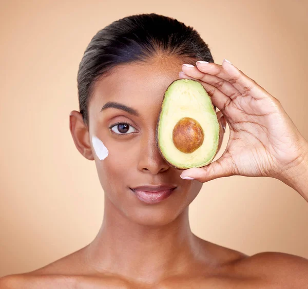 Kvinna Avokado Och Kräm För Ansiktsvård Naturlig Skönhet Eller Vitamin — Stockfoto