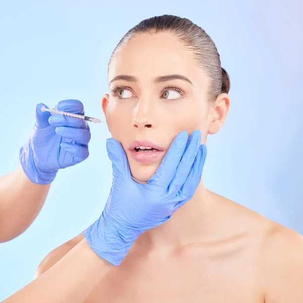 Face Beauty Woman Plastic Surgeon Injection Transformation Studio Blue Background — Stock Photo, Image