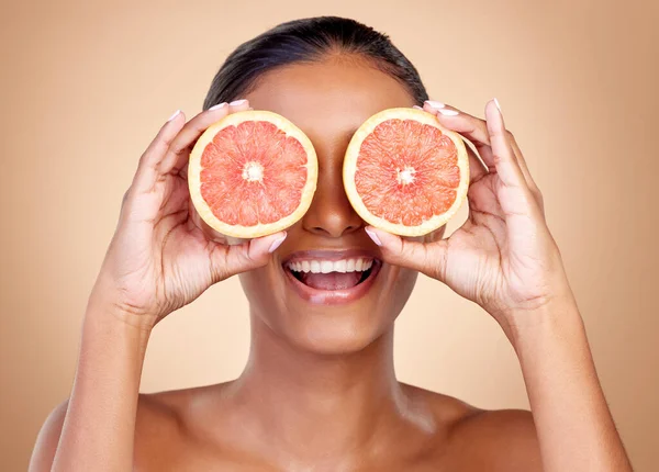 Грейпфрут Красота Глаза Счастливой Женщины Студии Питание Витамином Естественное Свечение — стоковое фото