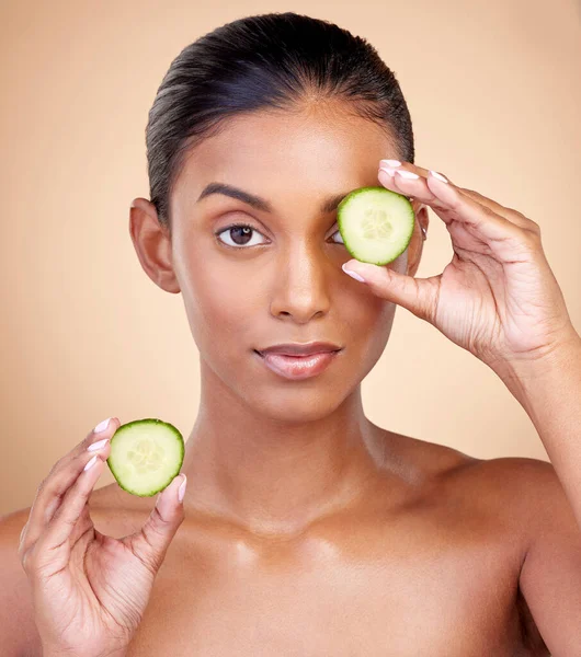 Cucumber Skincare Portrait Woman Studio Background Aesthetic Shine Face Indian — Stock Photo, Image