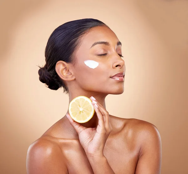 Wanita Lemon Dan Krim Untuk Perawatan Kulit Alami Produk Kecantikan — Stok Foto