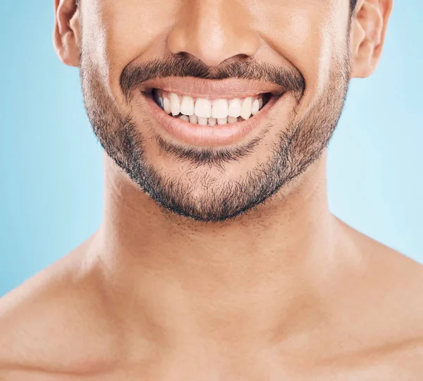 Úsměv Bělení Zubů Ústa Muže Pozadí Studia Ošetření Zubaře Zdraví — Stock fotografie
