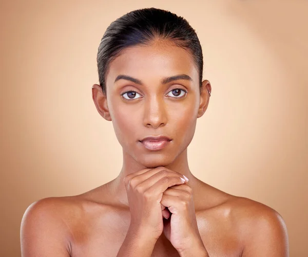 为皮肤科背景的肖像 皮肤护理和具有光泽或美丽的印度女孩 面部及女性肌肤健康 可用于化妆品或自我护理 温泉治疗或面部护理 — 图库照片