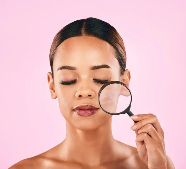 Mujer Cara Lupa Belleza Zoom Poros Cuidado Piel Maquillaje Aislados —  Fotos de Stock