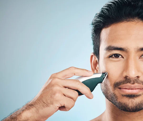 剃须和电动剃须刀与一个男人在工作室蓝色背景的个人卫生或仪容 洗澡间里有男青年洗头时的脸 健康和化妆品 — 图库照片