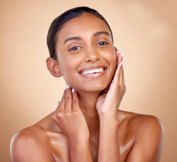 Retrato Cuidado Piel Mujer Con Cosméticos Sonrisa Dermatología Fondo Estudio —  Fotos de Stock
