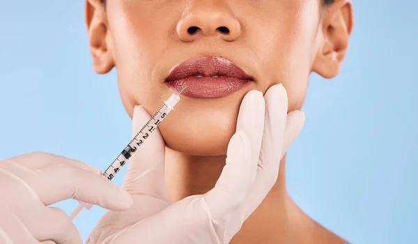 Lipvuller Injectie Schoonheid Vrouw Cosmetische Chirurgie Close Dermatologie Blauwe Achtergrond — Stockfoto