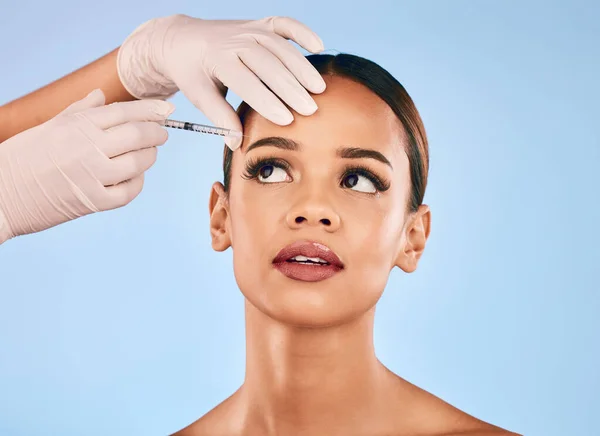 Wenkbrauw Injectie Schoonheid Vrouw Cosmetische Chirurgie Dermatologie Geïsoleerd Blauwe Achtergrond — Stockfoto