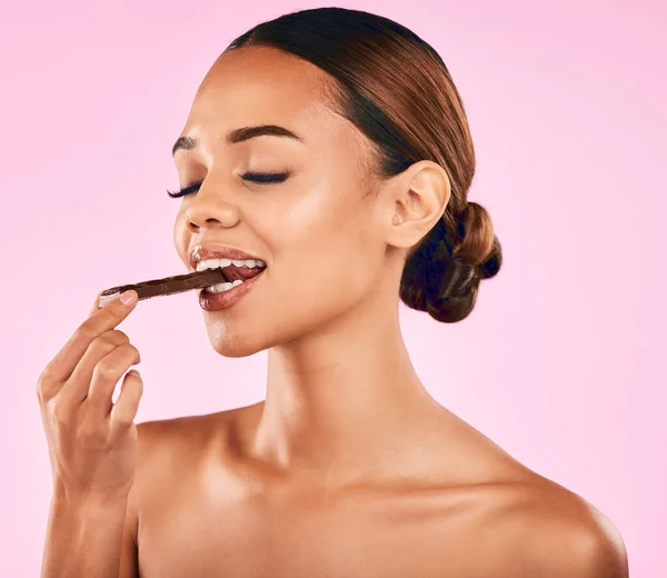 Vrouw Eet Chocolade Gezondheid Schoonheid Met Snoep Huidverzorging Wellness Roze — Stockfoto