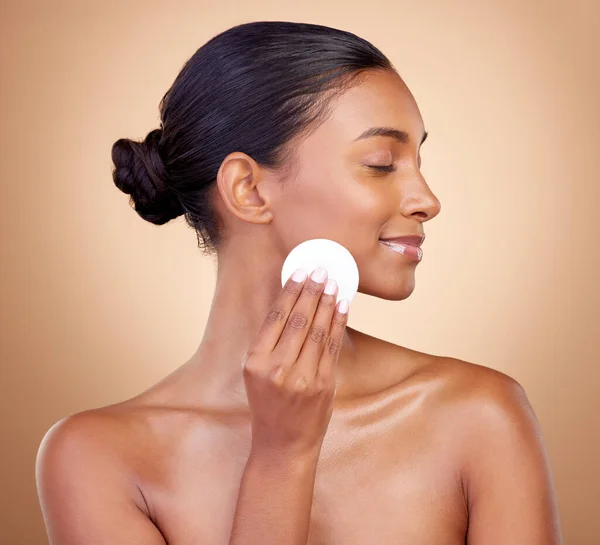 Woman Cotton Pad Skincare Face Cosmetics Aesthetic Wellness Studio Background — Stock Photo, Image