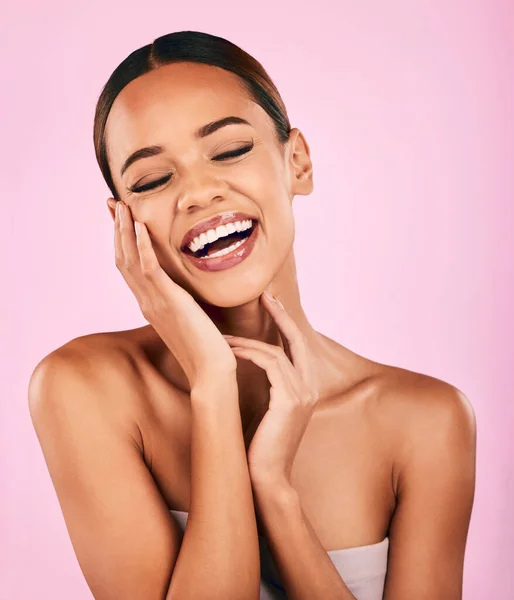 Grappig Glimlach Vrouw Met Huidverzorging Schoonheid Dermatologie Tegen Een Roze — Stockfoto