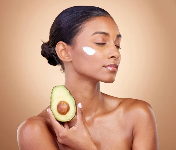 Kvinna Avokado Och Kräm För Hudvård Naturlig Skönhet Och Vitamin — Stockfoto