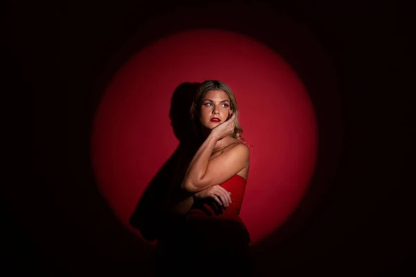 Moda Reflektor Czerwony Modelką Studio Ciemnym Tle Dla Elegancji Lub — Zdjęcie stockowe