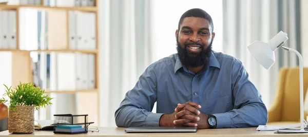 Ofisteki Siyahi Bir Adamın Portresi Danışmanlık Danışmanlık Bürosundaki Avukatla Masabaşı — Stok fotoğraf