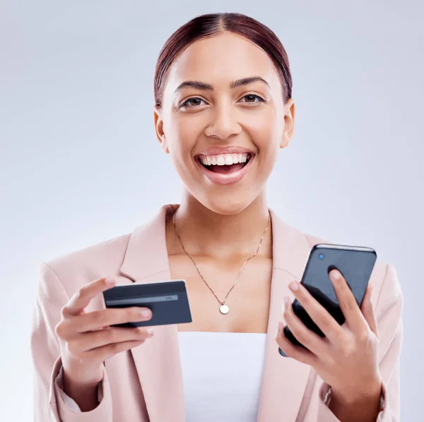 Γυναίκα Πορτρέτο Πιστωτική Κάρτα Και Smartphone Για Online Αγορές Ενθουσιασμένος — Φωτογραφία Αρχείου