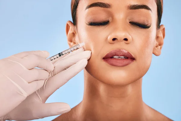 Gezicht Injectie Schoonheid Vrouw Cosmetische Chirurgie Dermatologie Geïsoleerd Blauwe Achtergrond — Stockfoto