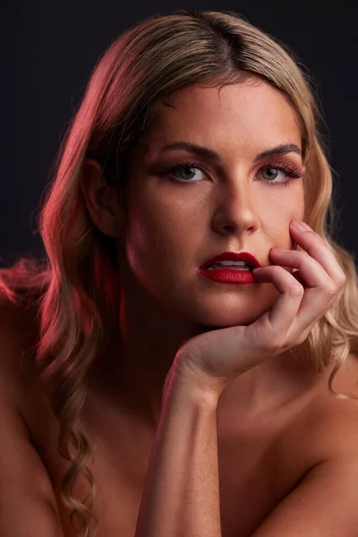 Portrait Beauty Lipstick Model Woman Studio Dark Background Red Lighting — Stock Photo, Image