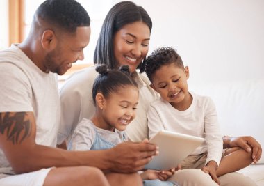 Mutlu aile, tablet ve yayın evi oturma odasında, kaynaşma ve bakım. Teknoloji, gülümseme ve çocuklar, anne ve baba birlikte internet filmi, film ve oyun seyrediyor, sosyal medya veya video