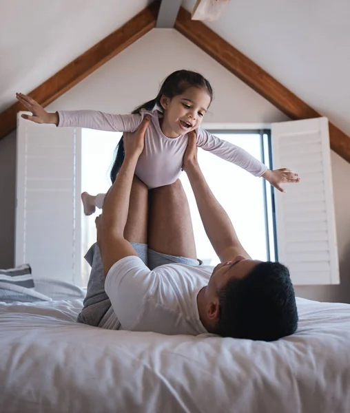 Jogo de avião e pai com filha no quarto para acordar de manhã e fim de  semana feliz animado e engraçado com homem e menina brincando na casa da  família para felicidade