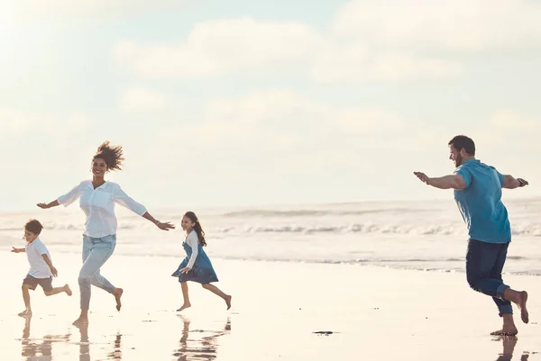 Madre Padre Figli Spiaggia Ballare Insieme Mentre All Aperto Viaggi — Foto Stock