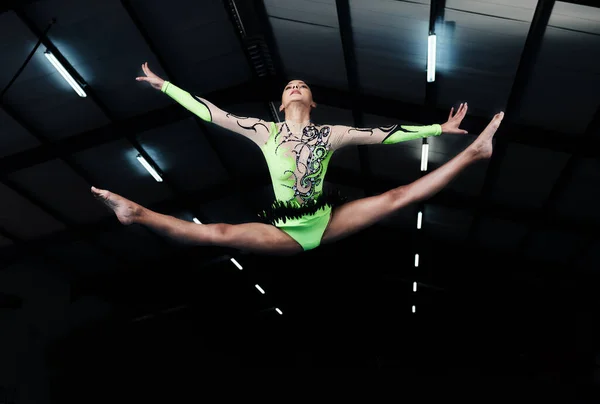 Femme Saut Gymnastique Avec Fitness Compétition Action Corps Avec Performance — Photo
