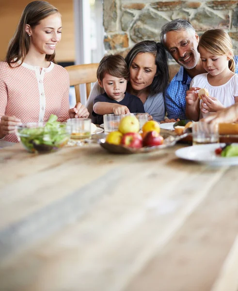 健康で栄養豊かで美味しい テーブルに座って一緒にランチをする幸せな多世代の家族 — ストック写真