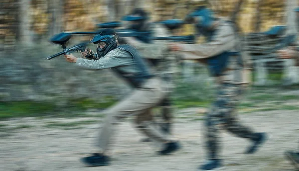 군인을위한 놀이터에서 사람들과 페인트 팀워크 전사에 경기장에서 남성과 총으로 스포츠 — 스톡 사진