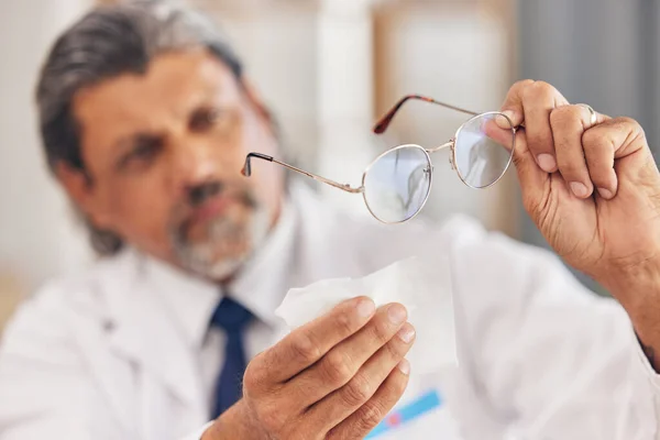 Mãos Médicos Optometrista Limpando Óculos Seu Escritório Para Visão Visão — Fotografia de Stock