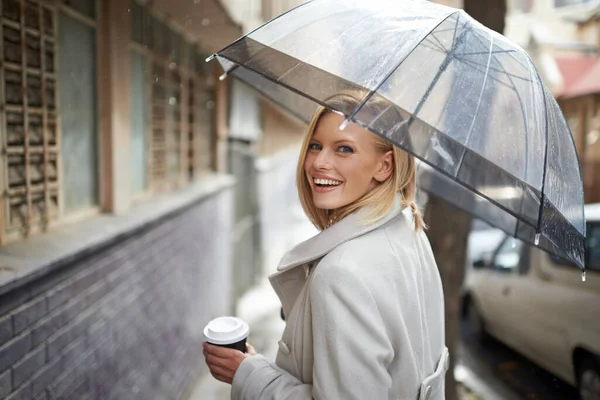 Насолоджуйтесь Прогулянкою Під Дощем Знімок Молодої Жінки Йде Вулиці Парасолькою — стокове фото