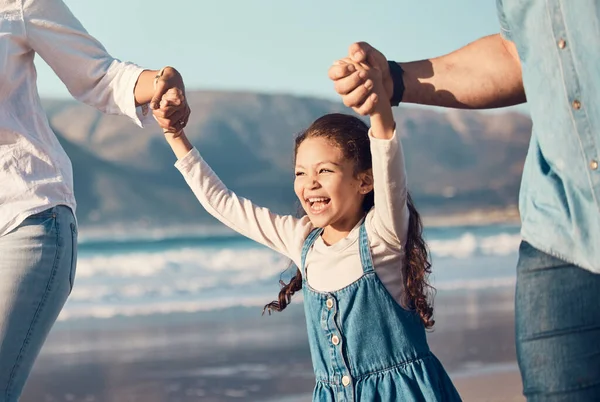 家族の休暇 または夏の冒険でビーチで走っている幸せで興奮した子供 楽しいエネルギー 幸せと海での愛と両親と手を握っている若い少女 — ストック写真
