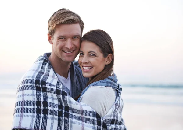 没有什么比年轻的爱情更重要的了 一对年轻夫妇在海滩共度浪漫时光 — 图库照片