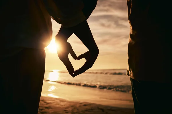 Σιλουέτα Χέρια Και Καρδιά Ηλιοβασίλεμα Στην Παραλία Και Αλληλεγγύη Αγάπη — Φωτογραφία Αρχείου