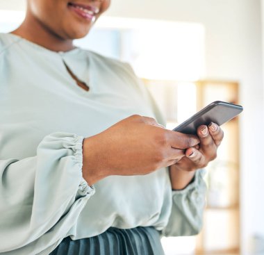 Ofisteki telefon, eller ve iş kadını sosyal medya, mobil uygulama ya da internet üzerinden iletişim kuruyor. Teknoloji, çevrimiçi ve yakın plan profesyonel bir kadın cep telefonuna mesaj yazıyor.