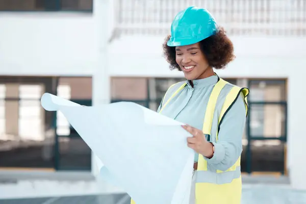 Glimlach Ingenieur Vrouw Met Blauwdruk Stad Voor Bouw Het Ontwerp — Stockfoto