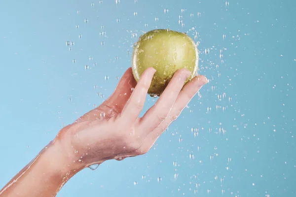 Apfel Reinigung Und Hand Mit Wassertropfen Für Wellness Und Hautpflege — Stockfoto