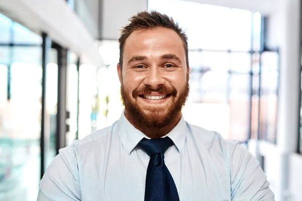Yüzünde Kocaman Bir Gülümsemeyle Yapıyor Ofiste Duran Genç Bir Adamının — Stok fotoğraf