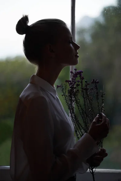 Dawn Beauty Silhouette Beautiful Young Woman Holding Some Flowers Enjoying — Stock Photo, Image