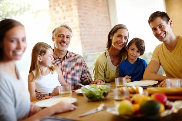 家は私たちの家族がいる場所です 自宅で一緒に食事をする幸せな多世代家族の肖像画 — ストック写真