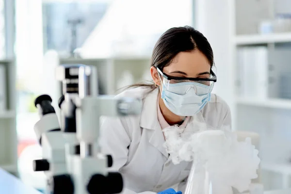 World Science Intriguing Shot Young Scientist Doing Experiment Lab — Stock Photo, Image