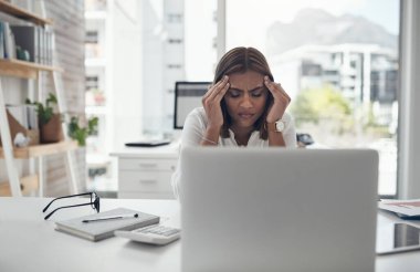 Baş ağrısı, ağrı ve iş kadınlarının stres, bütçe sorunu ve ruhsal sağlık riski var. Anksiyete, yorgunluk ya da bilgisayardaki migren, borç krizi ya da işi bitmiş yorgun Hintli kişi..