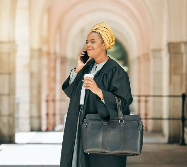 Černá Žena Kávou Telefonem Obhájcem Mimo Soud Úsměvem Poradenství Právní — Stock fotografie