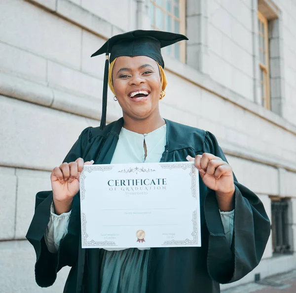 Estudiante Universitaria Certificado Graduación Retrato Mujer Negra Emocionada Por Éxito —  Fotos de Stock