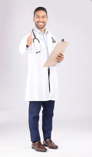 Ασιάτης Γιατρός Και Πορτραίτο Αντίχειρες Για Έγκριση Υγείας Λευκό Φόντο — Φωτογραφία Αρχείου