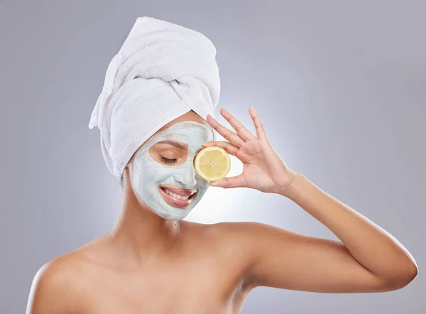 Topeng Kulit Dan Lemon Dengan Wanita Studio Untuk Kecantikan Kosmetik — Stok Foto