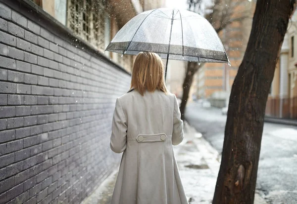 Her Gün Güneşli Olamaz Yağmur Altında Elinde Şemsiyeyle Sokakta Yürüyen — Stok fotoğraf
