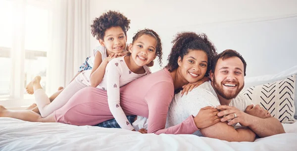 Interracial Familia Feliz Retrato Una Cama Vínculo Divertirse Fin Semana — Foto de Stock